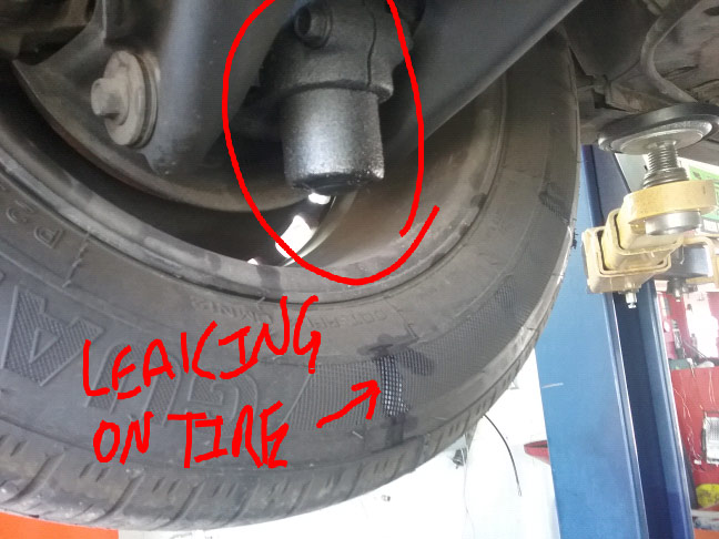 DVI Image Showing Strut Leaking Fluid on Tire | Inspection Maintenance